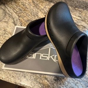 Dansko- “Kane Molded” (rubber)